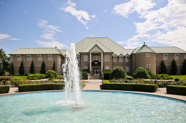 niagara on the lake winery with large fountain
